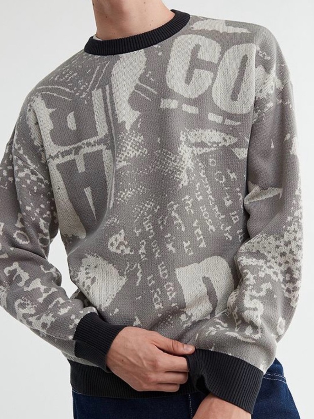 URBAN OUTFITTERS BLACK + WHITE GRAPHIC CREW NECK SWEATER   SIZE SMALL